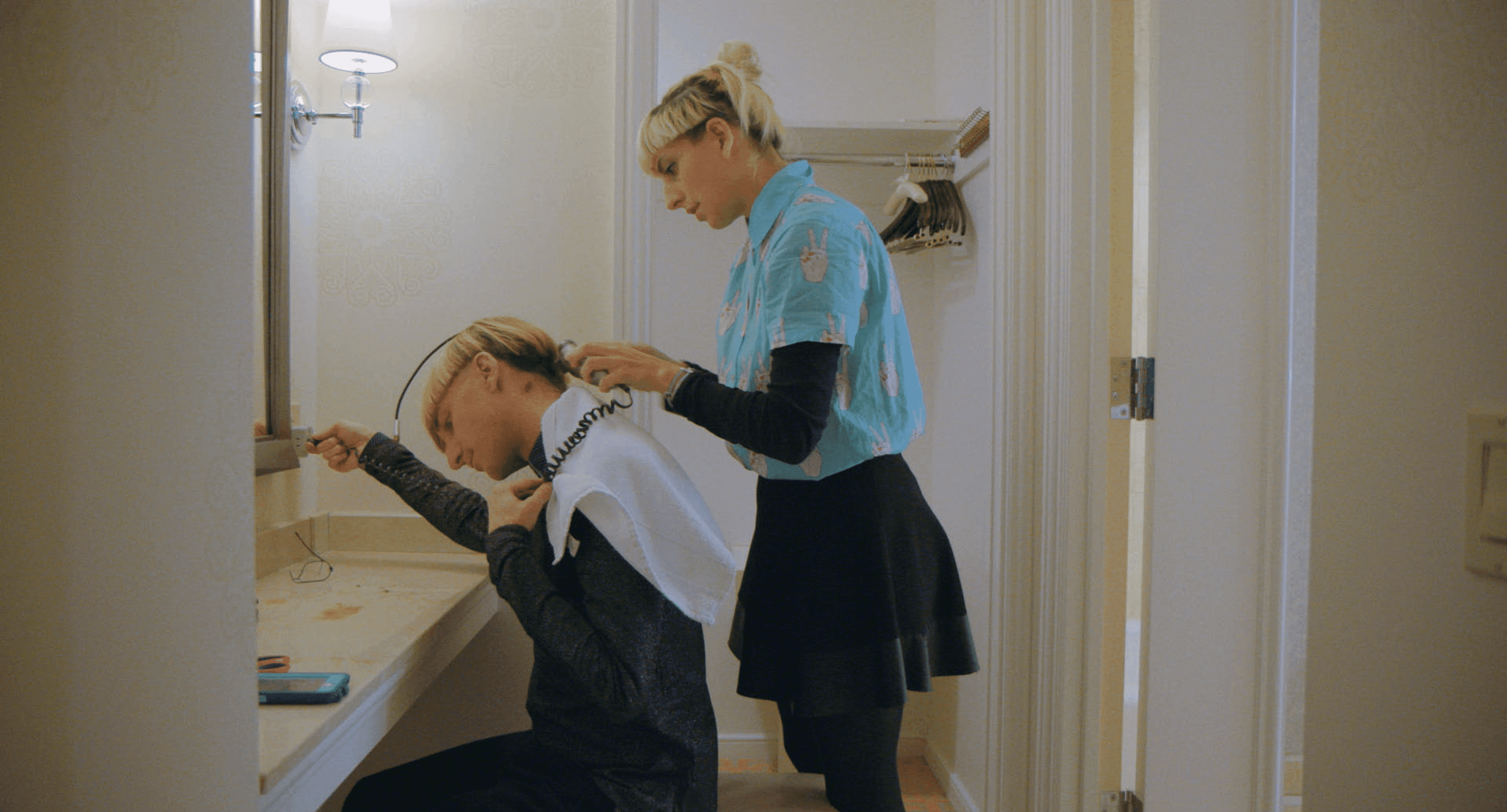 Neil cutting hair